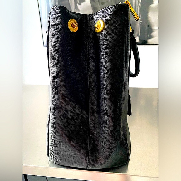 PRADA SAFFIANO LUX O BN1786 BAG, AUTHENTIC WITH PASSPORT - Picture 4 of 16